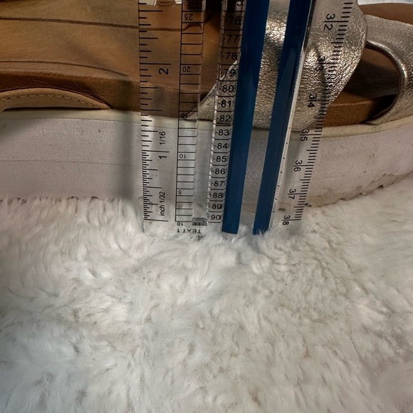 UGG Silver and Tan Sandals with Comfortable Design 🌴 - Picture 9 of 9